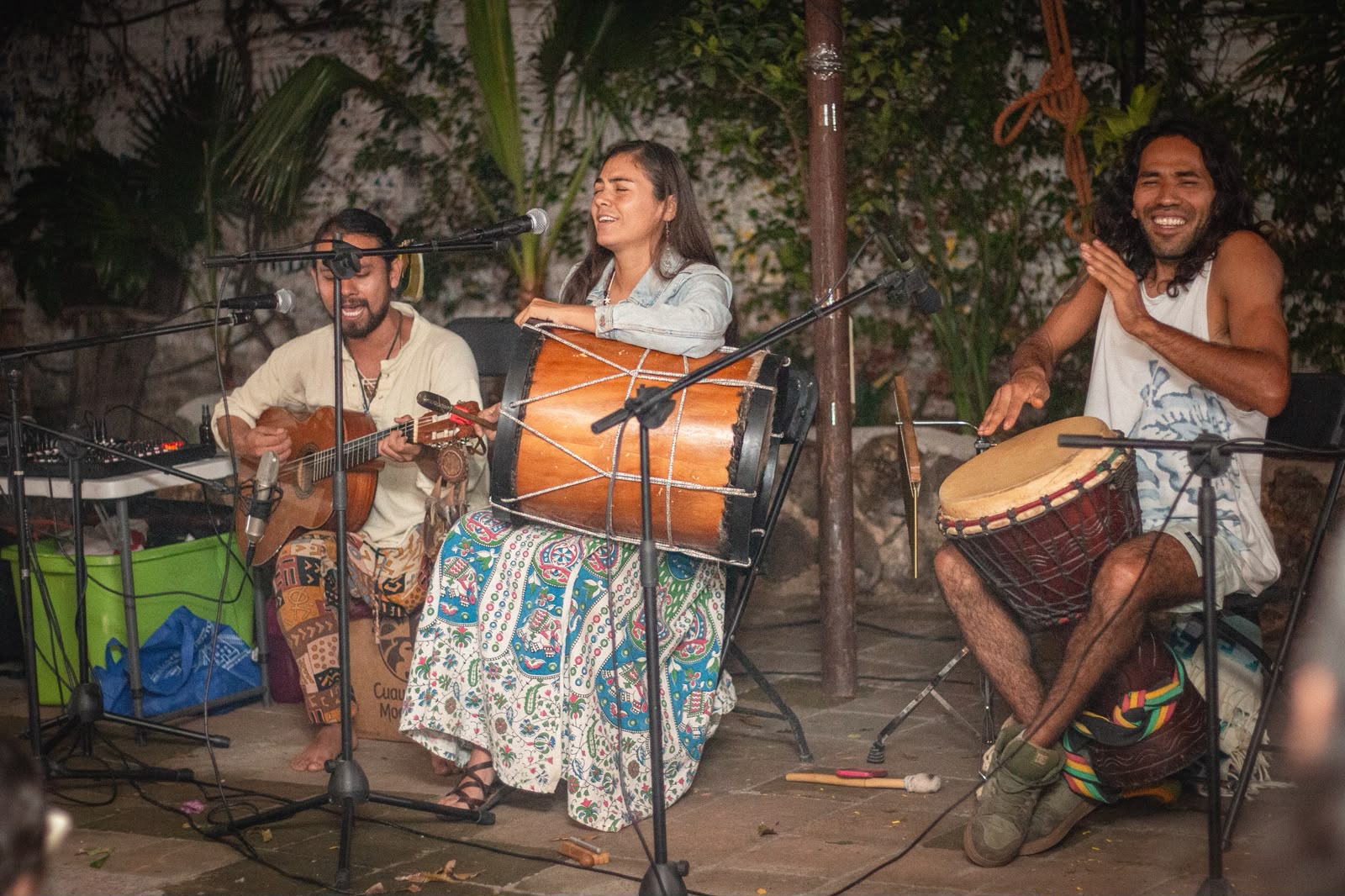 Alfredo y Rebeca de Monte Nakawé cantando con tambores y guitarra