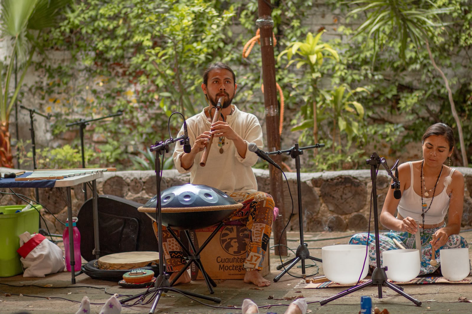 Flauta, handpan y cuencos de cuarzo en una sesión de música medicina